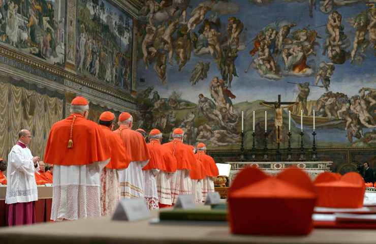 Diversi cardinali in fila all'interno della cappella Sistina a Roma