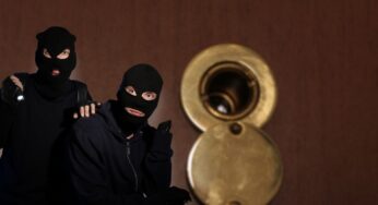 Metodo dello spioncino, fai attenzione alla nuova tecnica dei ladri: salgono i furti in Italia