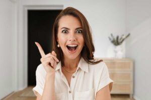 Donna che indica, mobile e porta