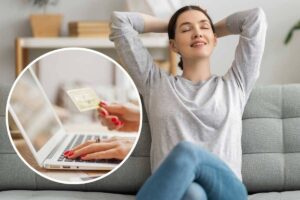 Donna sul divano, computer e carta di credito