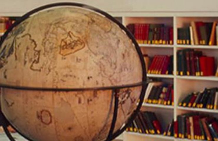 mappamondo in biblioteca