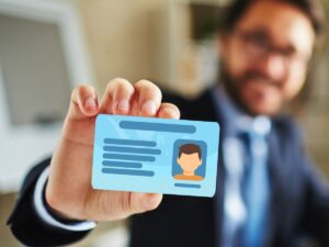 uomo con in mano carta d'identità