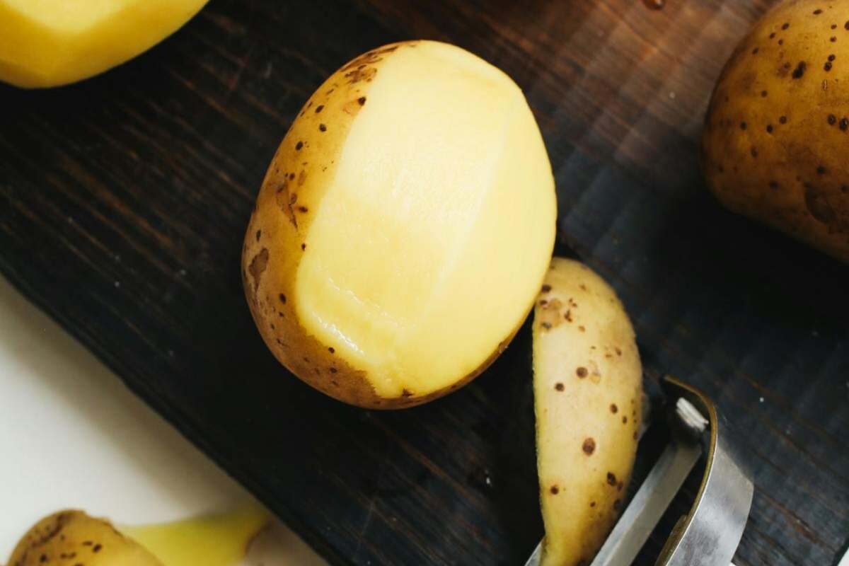 Come cucinare le patate al forno e renderle croccanti anche senza friggerle: ecco 3 segreti della nonna