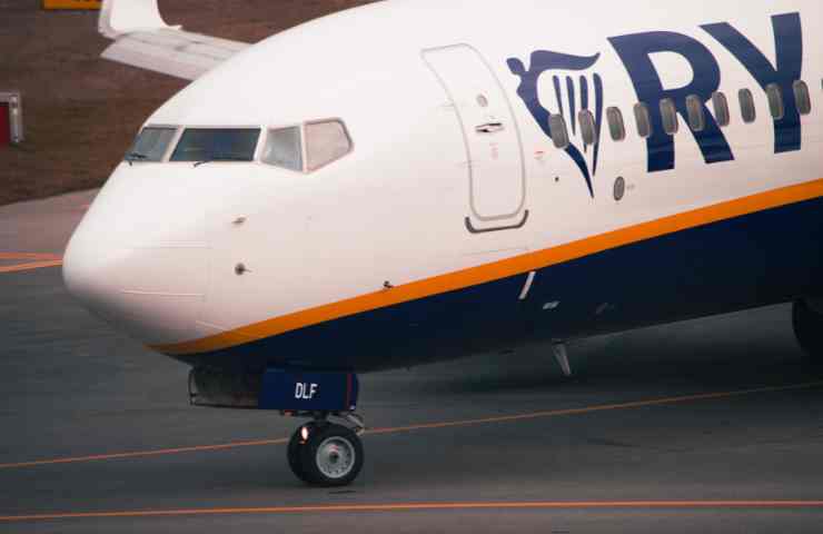 aereo ryanair sulla pista