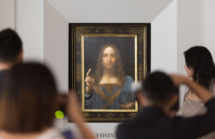 Salvator Mundi quadro e persone che lo osservano e fotografano