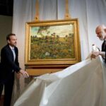 "Tramonto a Montmajour” di Van Gogh e due persone che lo mostrano al pubblico