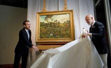 "Tramonto a Montmajour” di Van Gogh e due persone che lo mostrano al pubblico