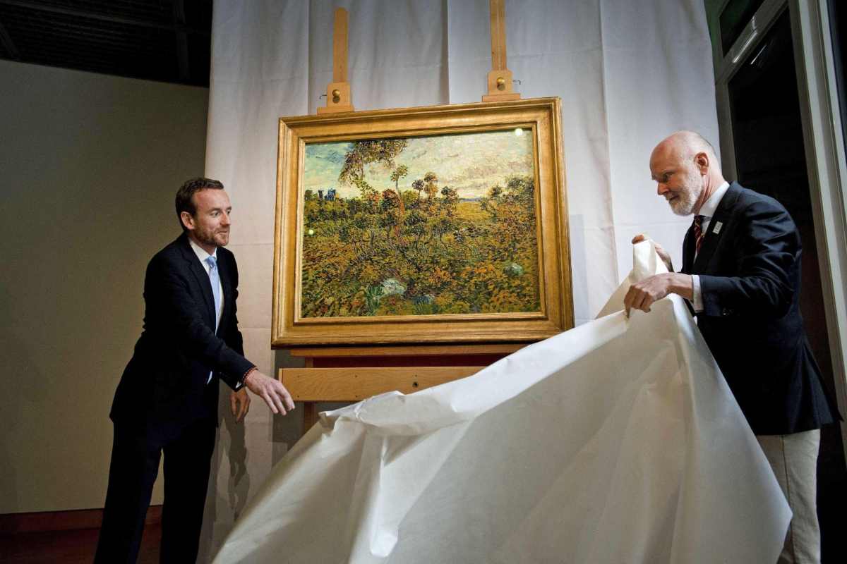"Tramonto a Montmajour” di Van Gogh e due persone che lo mostrano al pubblico