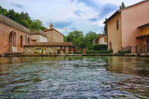 delle strutture e l'acqua che si muove tra queste