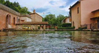 Questo borgo italiano di casine in pietra sospeso su ruscelli e piccole cascate d’acqua è un gioiello da visitare in primavera