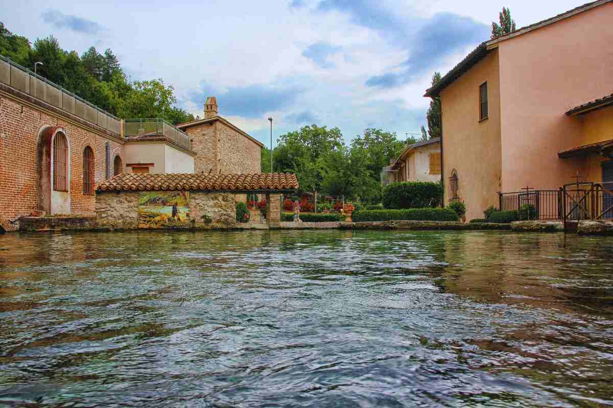 delle strutture e l'acqua che si muove tra queste