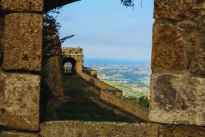un borghetto in una finestra di pietra