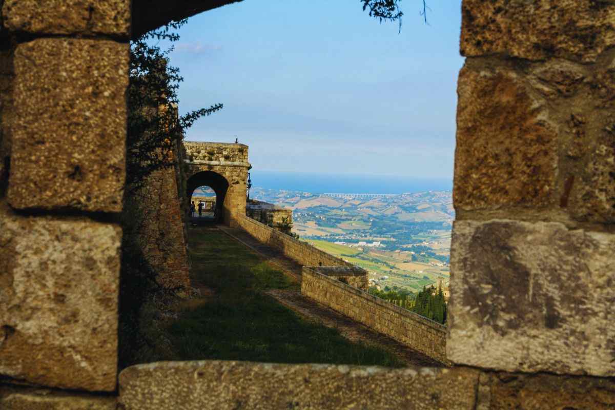 un borghetto in una finestra di pietra