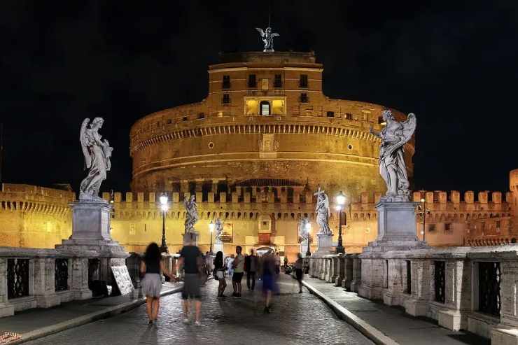 castel sant'angelo e la gente