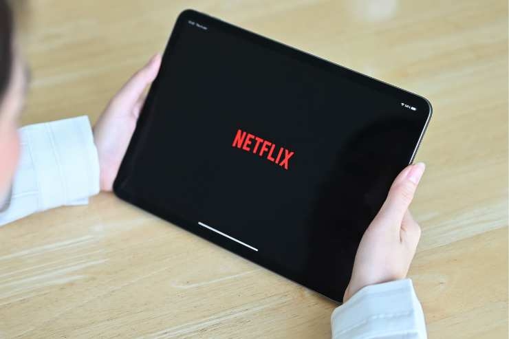 tablet con scritta netflix
