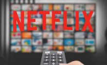 scritta netflix, tv e telecomando