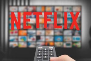 scritta netflix, tv e telecomando