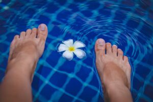 piedi in acqua