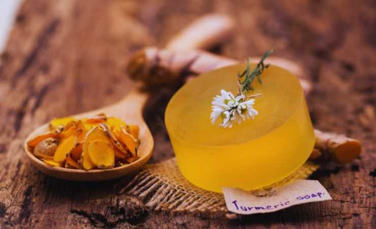 Sapone giallo tondo e un mestolo