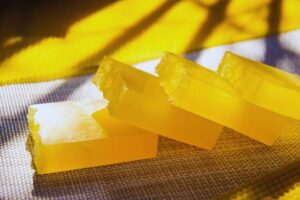 pezzi di sapone giallo
