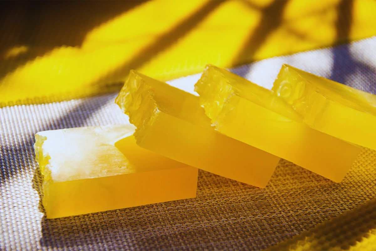 pezzi di sapone giallo