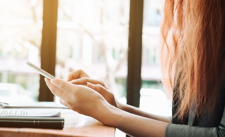 donna che usa smartphone