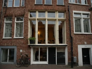 La città dove le case non hanno le tende alle finestre e tutto viene fatto per onestà